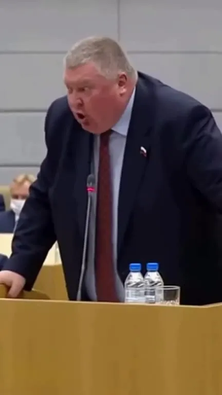Разъярённый мужчина у трибуны