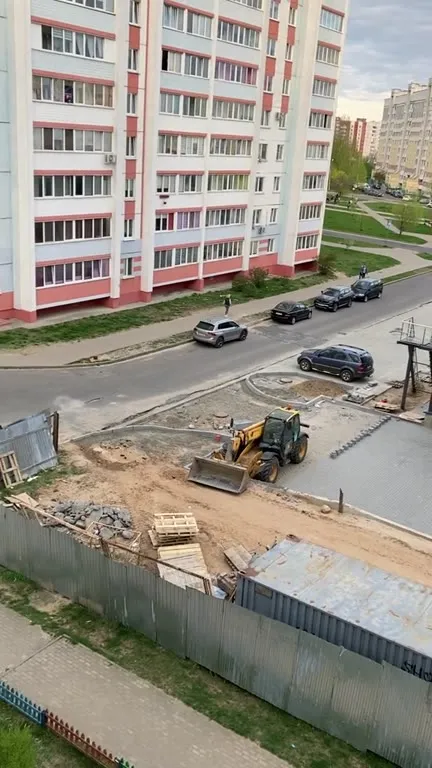 Экскаватор во дворе
