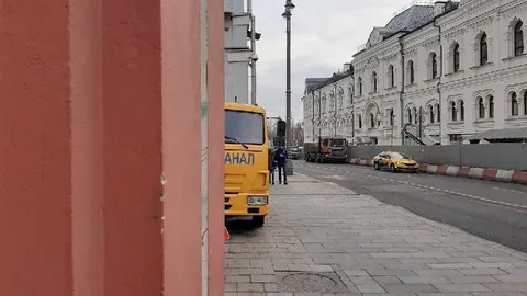 Автобус с надписью «АНАЛ»