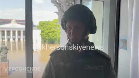 Сапёр на фоне наводнения