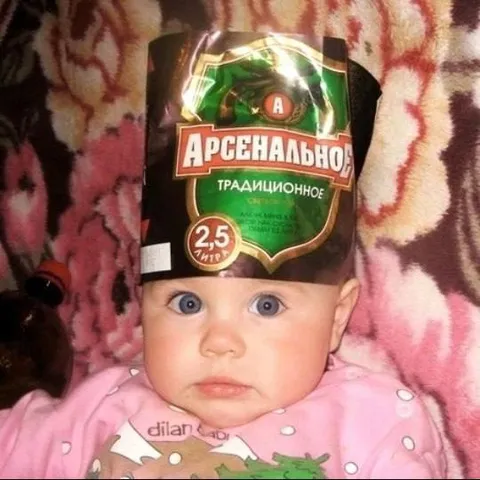 Малыш в шапке из пива