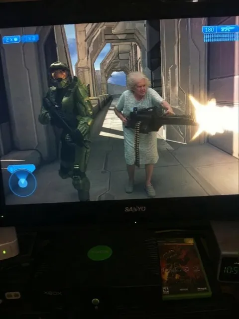 Бабушка в Halo с пулемётом