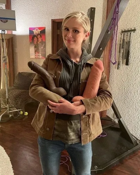 Женщина с огромными игрушками