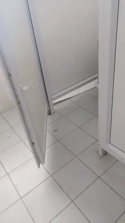 Аварийный выход в туалете