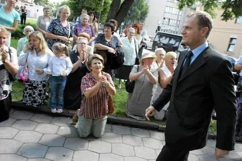 Мужчина проходит мимо восторженной толпы