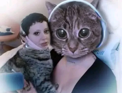 Девушка с огромной мордой кота