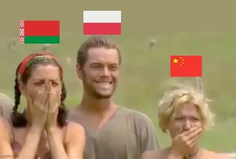 Смеющаяся компания с флагами