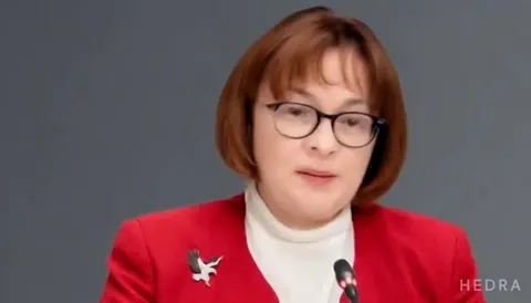 Женщина эмоционально объясняет