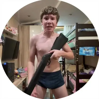 Мальчик с ружьём у телевизора