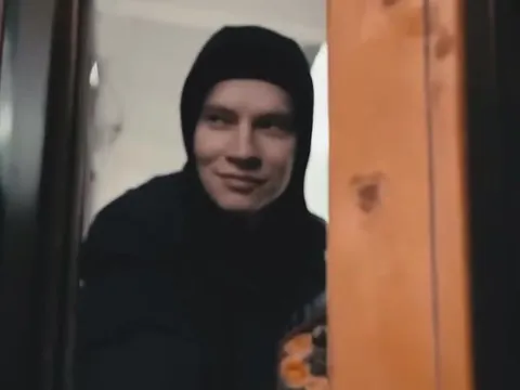 Мужчина заглядывает за дверь
