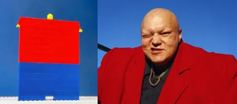 Красно-синий кубик и суровый мужчина