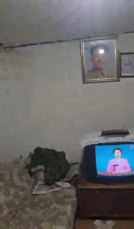 Телевизор в старой комнате