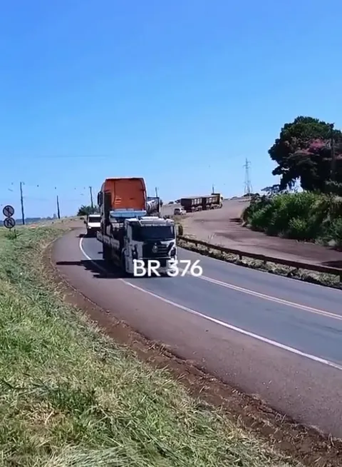 Грузовик везёт грузовик