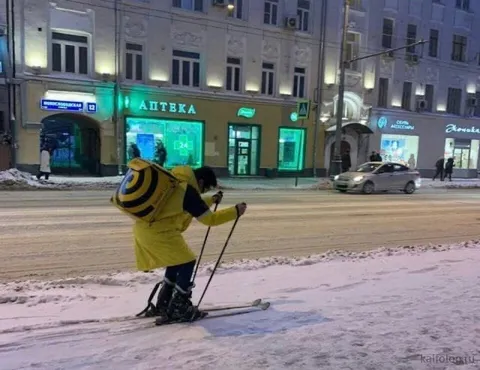Лыжник на городской улице