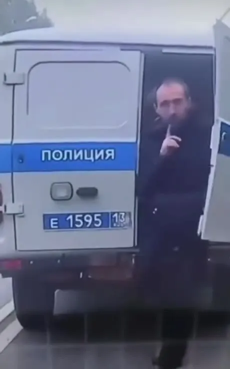 Полицейский тихо исчезает