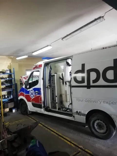 Karetka z tyłem DHL