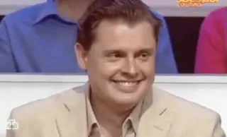 Мужчина довольно улыбается
