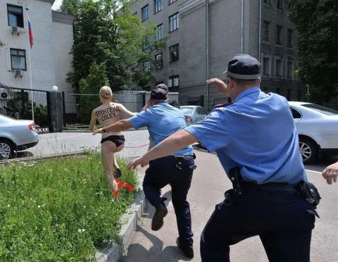 Полиция догоняет фонтану сосёт