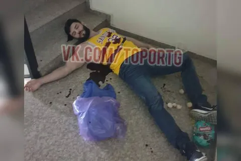 Человек лежит в подъезде