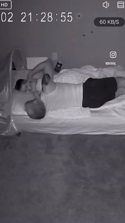 Мужчина падает с кровати