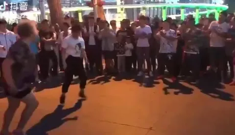Танцевальная битва на площади