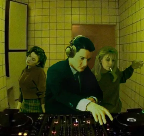 Диджей на фоне хаоса