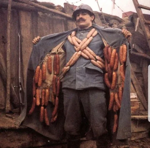 Плащ, полный колбасы