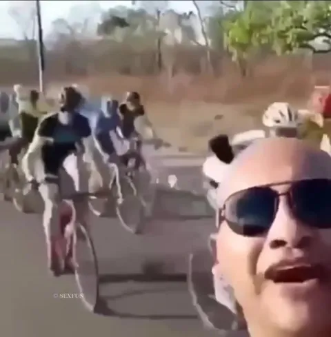 Велосипедисты и невозмутимый оператор