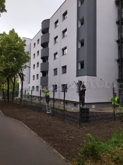 Дом с колючей проволокой