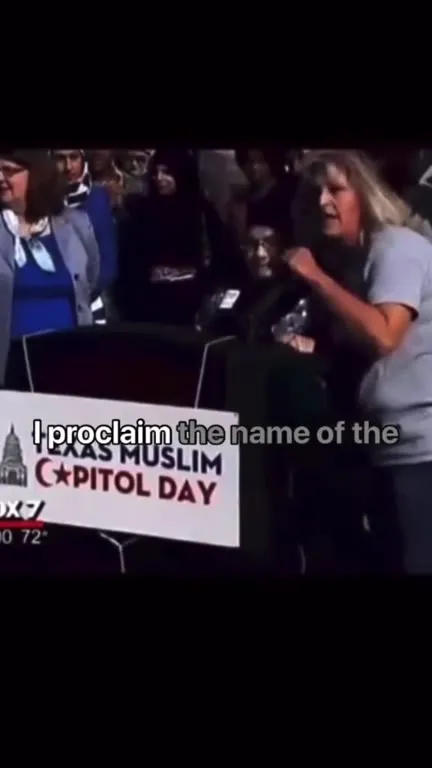 Woman Interrupted During Anti-Islam Speech