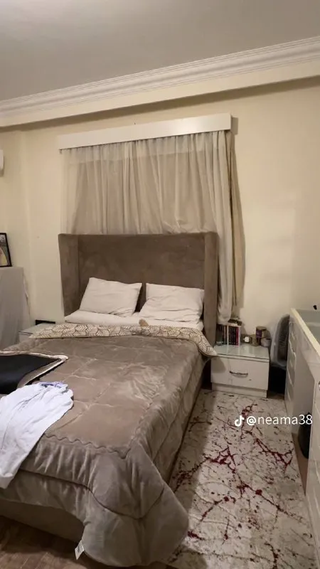 Уютная спальня с заправленной кроватью