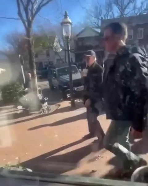 Сборщик налогов у окна