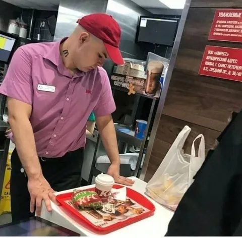 Уставший кассир KFC