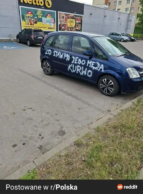 Samochód z dziwnym napisem