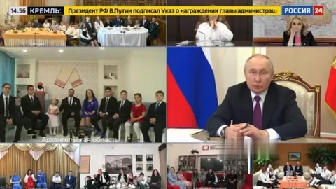 Путин смотрит на видеосвязь