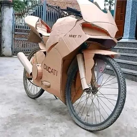 Картонный Ducati на колёсах
