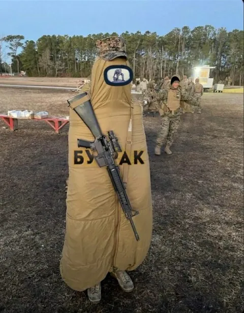 Солдат в костюме бубака