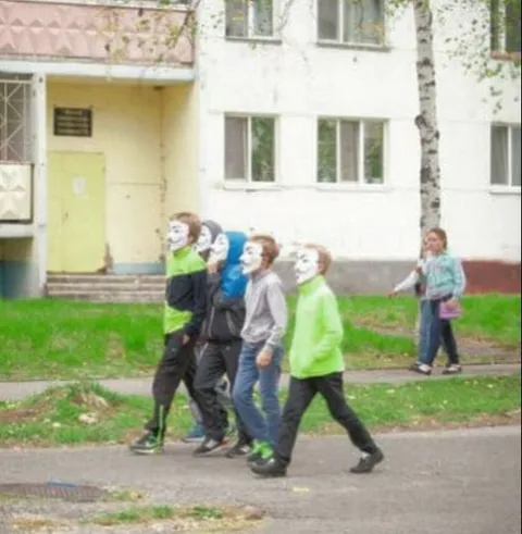 Странная прогулка в масках