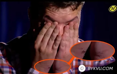 Мужчина закрывает лицо руками