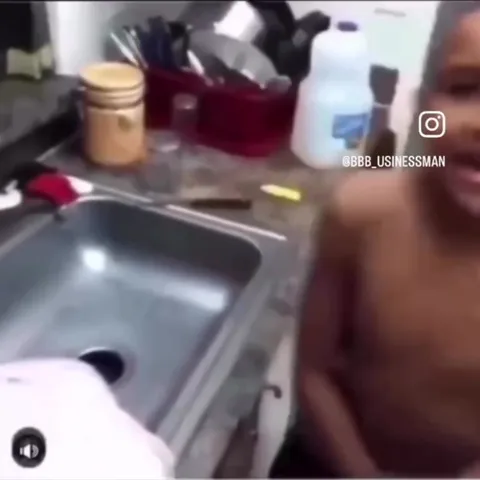 Мальчик стирает розовую одежду