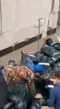 Мужчина среди мусорных мешков