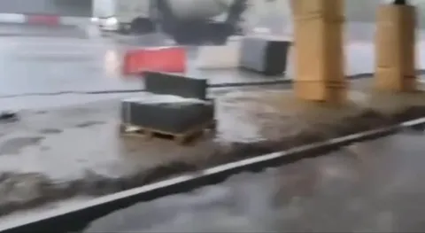 Курьер против ливня
