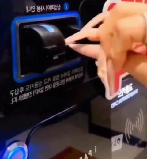 긴 손톱으로 카드 결제하기