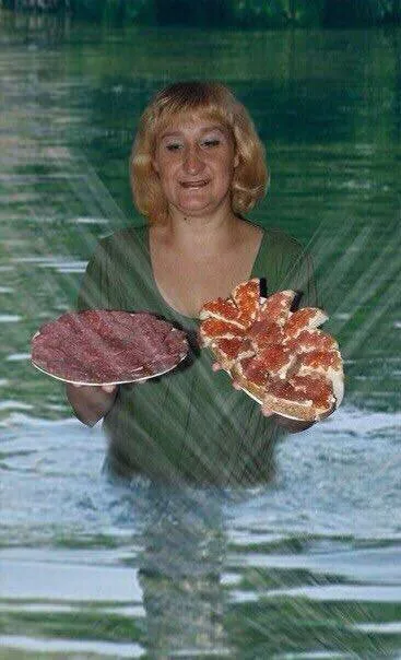 Женщина несёт мясо под водой
