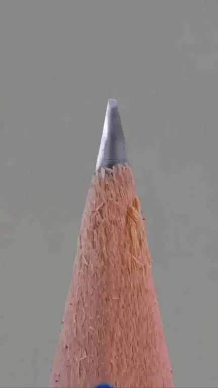 Карандашный замок с певцом