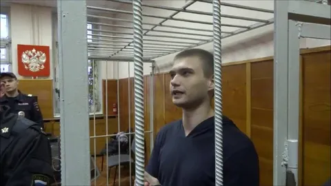 Мужчина за решёткой в суде