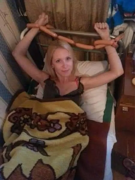 Женщина с колбасой в кровати
