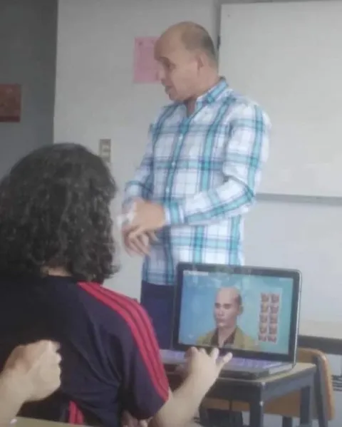 Мужчина показывает самого себя