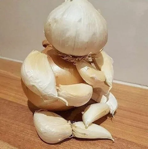 Луковый человечек сидит на полу