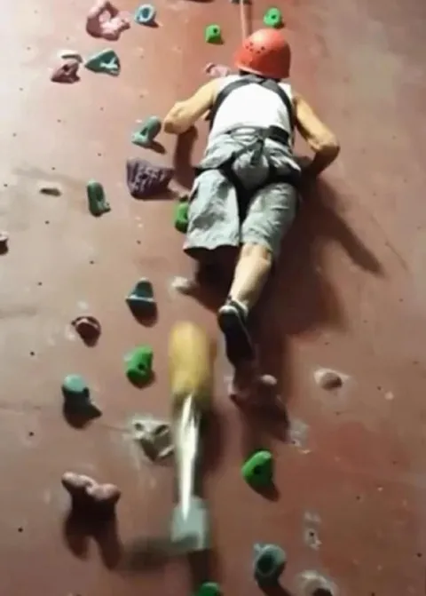 Альпинист против стены